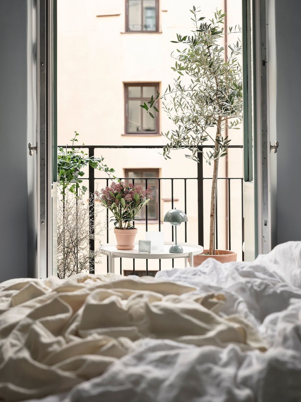 Viehättävä makuuhuone kaareva seinä ja parveke